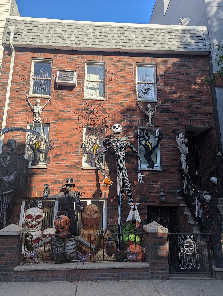 Lot's of giant halloween decorations in front of this house.