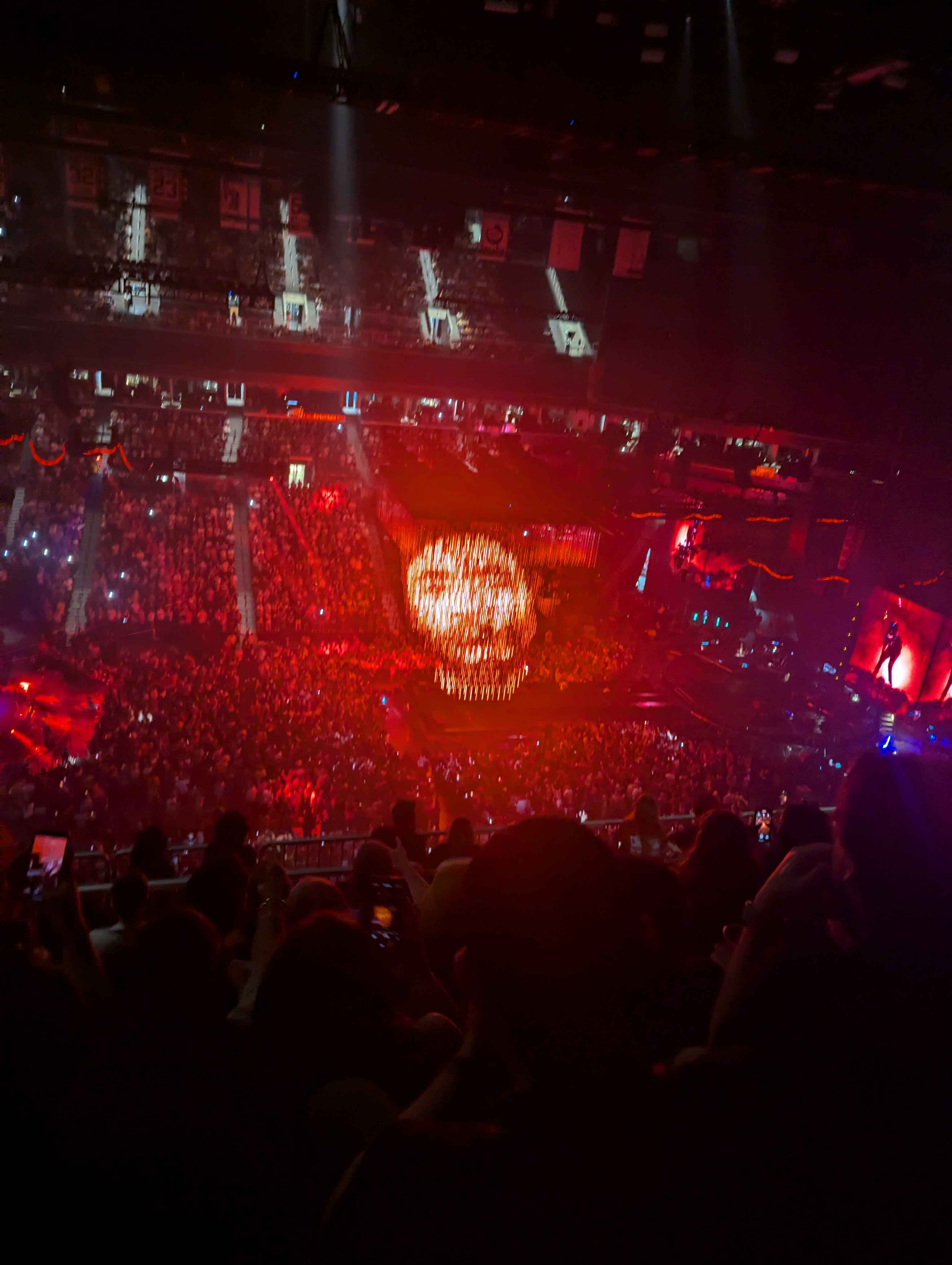 An example of how they were projecting images during the show. That is the Gambino's face singing along to the music.