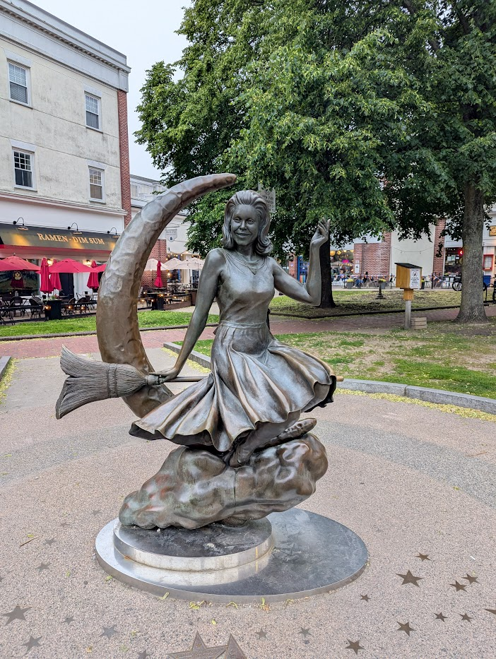A statue of Smantha from Bewitched!