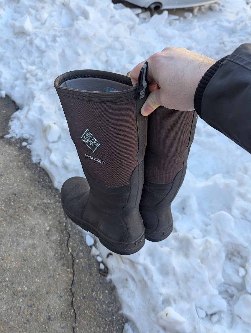 I found a good free pair of boots outside in my size! You see people leaving lots of free stuff outside a lot here.